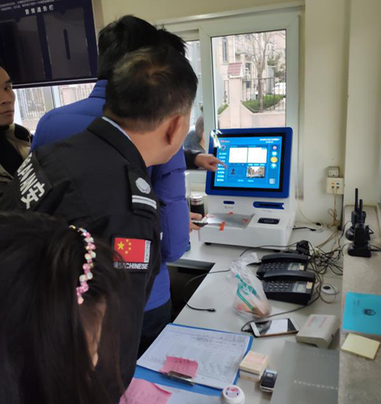 在小區(qū)出入時(shí)，悅訪客，訪客機(jī)登記訪客信息跟手工登記哪個(gè)好?